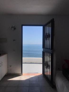 Beachfront studio with terrace on ground floor, Lagos
